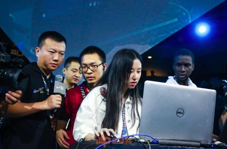 你可能想和黑客老王喝杯酒，还想参加黑客大轰趴 | 宅客周刊