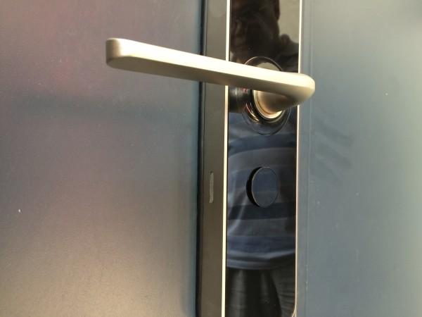 「雷锋前线」攻破一把智能门锁的N种方法