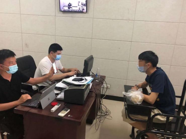 高智商犯罪！85 后北大毕业生放弃百万年薪，开发 20 余款微信清粉软件，获利 800 余万