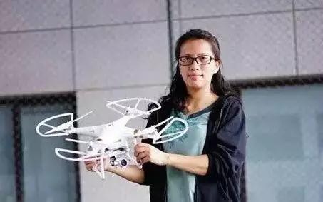 两个男人不用钥匙就开走了一个女黑客的车！