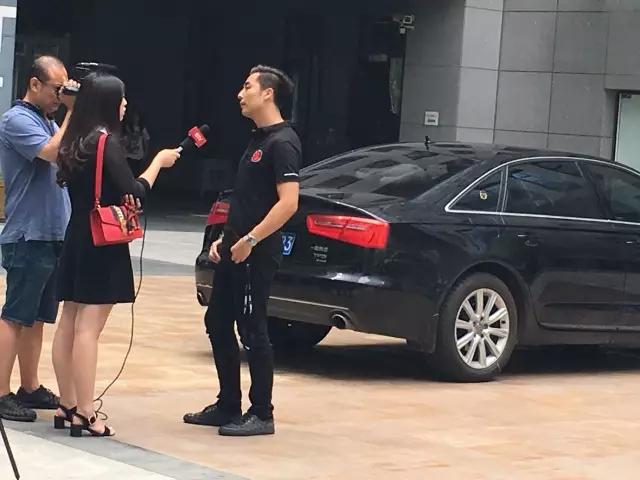 两个男人不用钥匙就开走了一个女黑客的车！