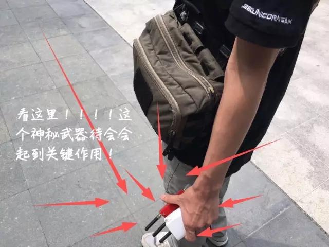 两个男人不用钥匙就开走了一个女黑客的车！