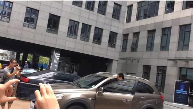 两个男人不用钥匙就开走了一个女黑客的车！