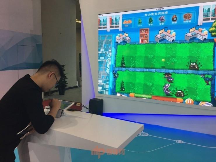 今天，我看到了网安版&ldquo;植物大战僵尸&rdquo;、&ldquo;星球大战&rdquo;版攻防对抗，还有不花钱吐饮料的售货机