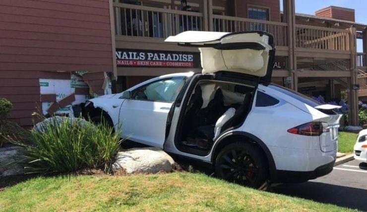 有豪车，有帅哥，还有轻松年入十万美金的方法 | 宅客周刊