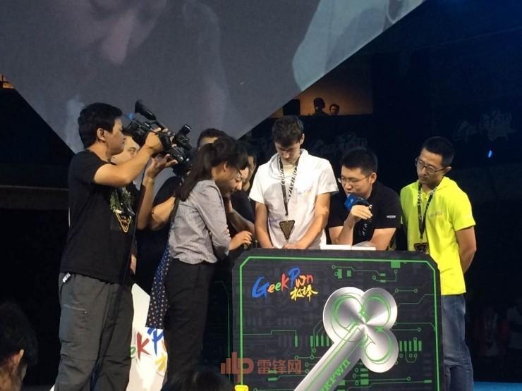 GeekPwn 2016 | 黑客展示用鼻尖解锁华为手机