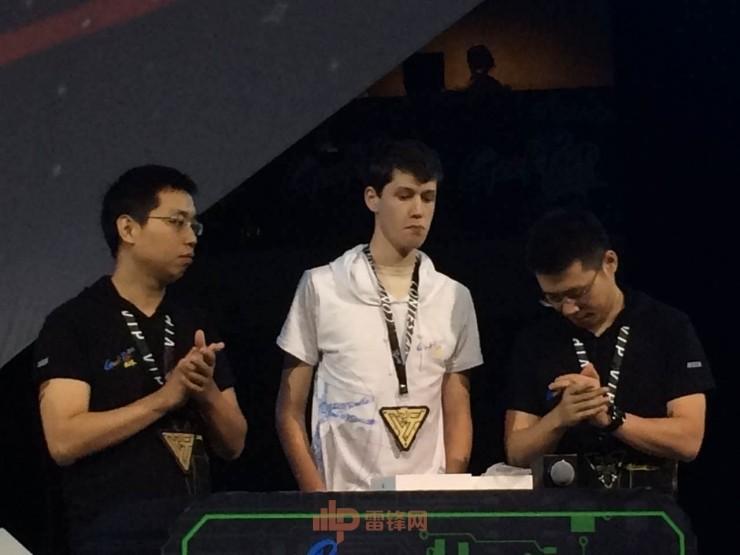 GeekPwn 2016 | 黑客展示用鼻尖解锁华为手机