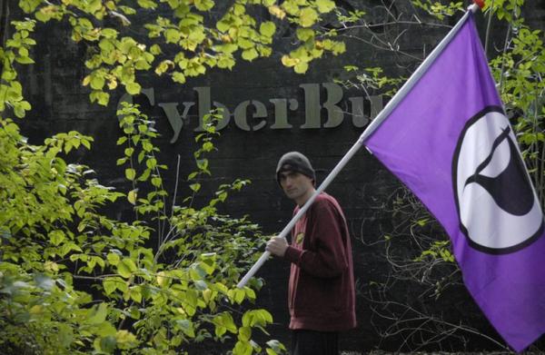 特警强攻反被告，这家让政府赔大门的地下网络商终于黄了