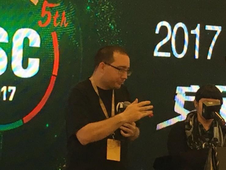 今天，我与植入9块芯片的生物黑客&ldquo;碰了碰&rdquo;指尖，还看到12岁男孩与盘古大牛的火花碰撞