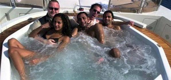 美女、犯案、&ldquo;死磕&rdquo;希拉里，黑客 Kim Dotcom 的恣意人生