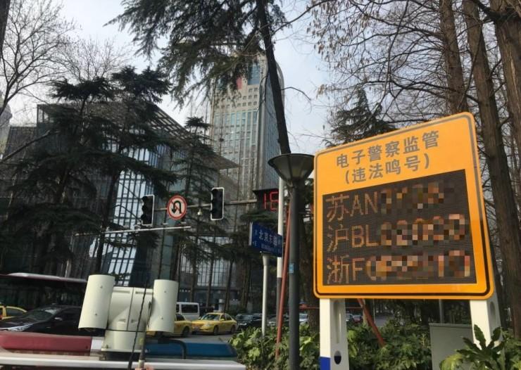 抓住那个乱&ldquo;哔&mdash;&mdash;&rdquo;的人！