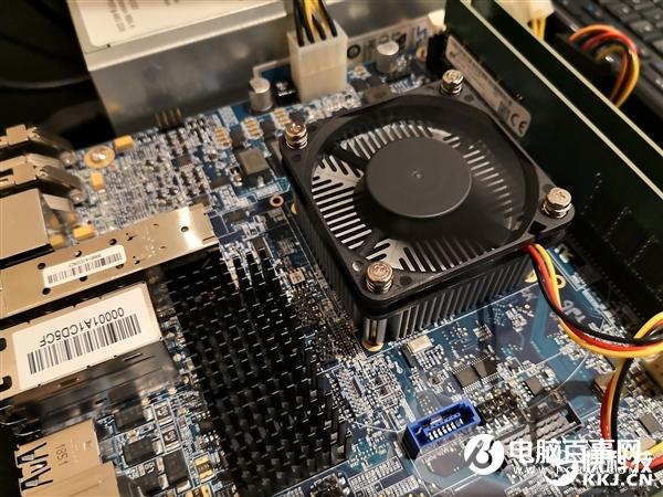 AMD锐龙R1000嵌入式生态展示:DFI带来名片大小超迷你系统