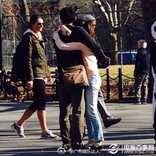 奶茶MM与刘强东街头亲密照曝光 强哥只求牵手而行