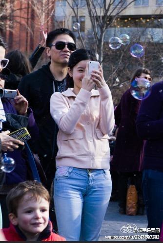 奶茶MM与刘强东街头亲密照曝光 强哥只求牵手而行