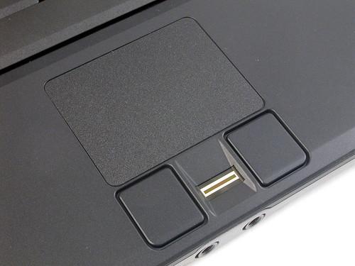 笔记本用外接电源,电池需要拿下来吗