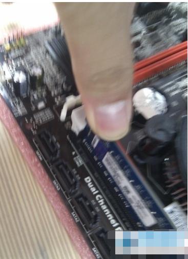 如何安装内存条 小编教你安装内存条的方法