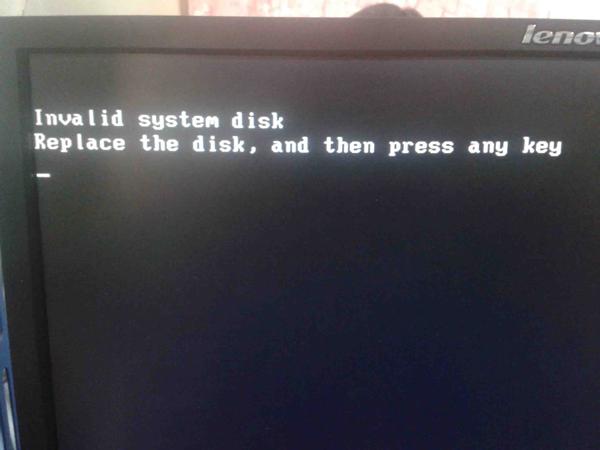 电脑开机出现蓝屏提示Invalid system disk怎么办?